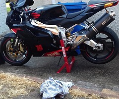 Aprilia rsvr 1000