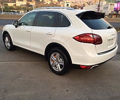 Porsche caynne V6 2012 sunroof rear camera tail gate leather heated seats call on 03.268 143