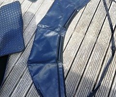 2 SETS OF VW SCIROCCO MATS, RUBBER, AND ORIGINAL, AND BONNET BRA STONE GUARD. - Image 3/8