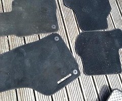 2 SETS OF VW SCIROCCO MATS, RUBBER, AND ORIGINAL, AND BONNET BRA STONE GUARD. - Image 4/8