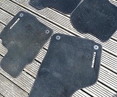 2 SETS OF VW SCIROCCO MATS, RUBBER, AND ORIGINAL, AND BONNET BRA STONE GUARD. - Image 5/8