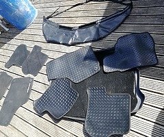 2 SETS OF VW SCIROCCO MATS, RUBBER, AND ORIGINAL, AND BONNET BRA STONE GUARD. - Image 7/8