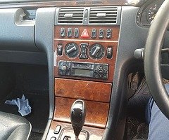 mercedes e220 nct 04/19 - Image 5/5