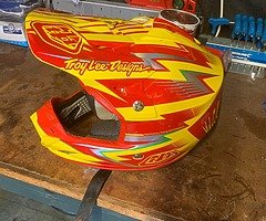 Troy lee designs helmet