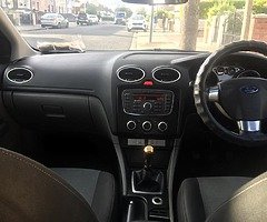 Ford Focus ZETEC saloon - Image 5/10