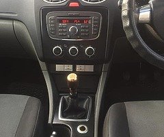 Ford Focus ZETEC saloon - Image 6/10