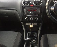 Ford Focus ZETEC saloon - Image 7/10