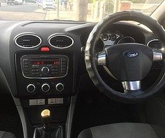Ford Focus ZETEC saloon - Image 9/10