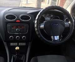 Ford Focus ZETEC saloon - Image 10/10