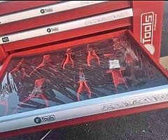 BRAND NEW GERMAN TOOL TROLLEYS INCLUDING 356 TOOLS 6 DRAWERS + SIDE CABINET
FREE DELIVERY