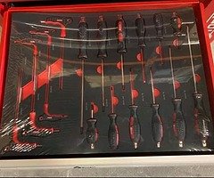 BRAND NEW GERMAN TOOL TROLLEYS INCLUDING 356 TOOLS 6 DRAWERS + SIDE CABINET
FREE DELIVERY - Image 5/8