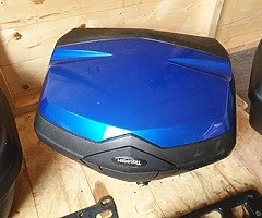 Triumph 1050 genuine luggage and top box all fittings and keys - Image 4/9
