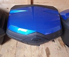 Triumph 1050 genuine luggage and top box all fittings and keys - Image 5/9