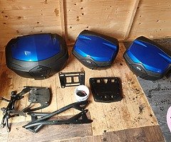 Triumph 1050 genuine luggage and top box all fittings and keys - Image 9/9