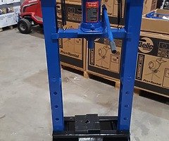 ** SELECTION OF GARAGE EQUIPMENT ** - Image 4/8