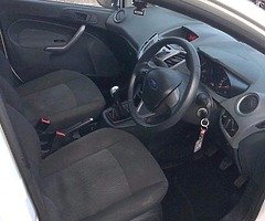 White Ford Fiesta 2011