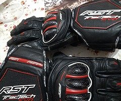 Motorbike boots and gloves