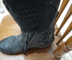 Motorbike boots and gloves - Image 3/9
