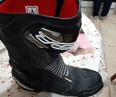 Motorbike boots and gloves - Image 4/9