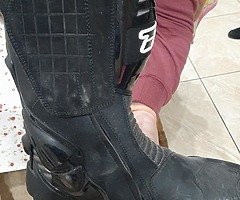 Motorbike boots and gloves - Image 5/9