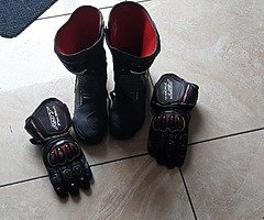 Motorbike boots and gloves - Image 8/9