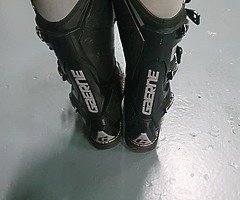 Sg12 boots wore twice - Image 3/3