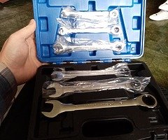 Ratchet spanner set