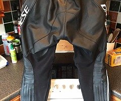 Dainese two piece leathers - Image 6/10