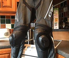 Dainese two piece leathers - Image 7/10