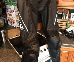 Dainese two piece leathers - Image 8/10