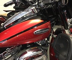 Harley trike ( FLHTCUSE5 ELECTRA GLIDE screaming eagle ) Full chrome Harley color . - Image 3/10