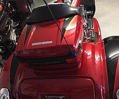 Harley trike ( FLHTCUSE5 ELECTRA GLIDE screaming eagle ) Full chrome Harley color . - Image 4/10