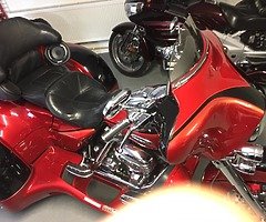 Harley trike ( FLHTCUSE5 ELECTRA GLIDE screaming eagle ) Full chrome Harley color . - Image 10/10