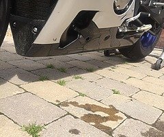 Carbon belly pan Yamaha r1
Austin racing end can exhaust.