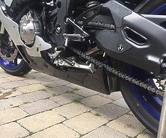 Carbon belly pan Yamaha r1
Austin racing end can exhaust.