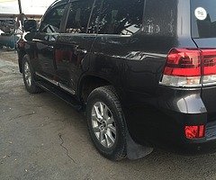 لاندكروزر 2017.