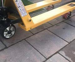 PALLET TRUCK FOR SALE VERRY COOD CONDITION [hidden information] - Image 3/3