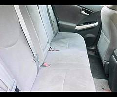 Toyota-Prius hybird - Image 6/7