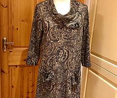 Lovely ladies Autonomy Tunic Top with lycra. Size 14. Immaculate condition