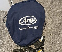 Arai Helmet and gloves - Image 4/5
