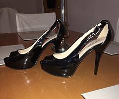 guess new patent peep toe platform never worn too small size 6