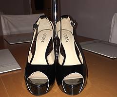 guess new patent peep toe platform never worn too small size 6