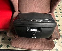 Givi top box and rack and plate - Image 6/8