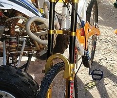Downhill mountain bike in good condition not being used lying in a shed - Image 3/4