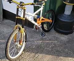 Downhill mountain bike in good condition not being used lying in a shed - Image 4/4