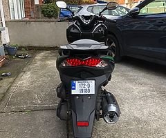 Kawasaki J300 abs Special Edition Scooter - Image 4/5