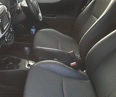 2013 Toyota Yaris Automatic HYBRID - Image 6/8