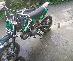 Stomp 125cc pit bike runs grand need trottle cable fixs on it parts there for it can be seen runing