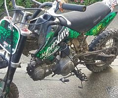 Stomp 125cc pit bike runs grand need trottle cable fixs on it parts there for it can be seen runing