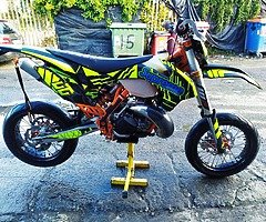 £6,900